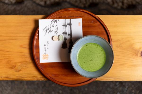 お盆に乗った抹茶とお菓子の写真