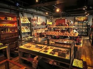 初音美術　店内