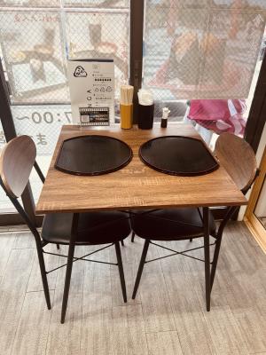 おにぎりこんが 店内 テーブル席